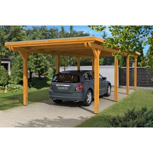 Skan Holz Einzelcarport aus Leimholz in Eiche hell mit Auto. Carport mit flachem Dach und acht Pfosten.