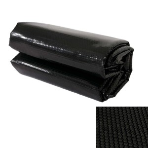 Gerollte, schwarze MCW Pool-Abdeckung, 10x5 m, mit Detailaufnahme der Noppenstruktur.