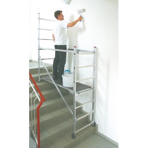Krause Kleingerüst Corda 3 m mit Rollen im Einsatz auf einer Treppe beim Malern.