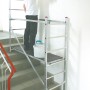 Krause Kleingerüst Corda 3 m mit Rollen im Einsatz auf einer Treppe beim Malern.