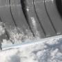 Grauer Gardena ClassicLine Schneeschieber im Schnee, Arbeitsbreite 40 cm.