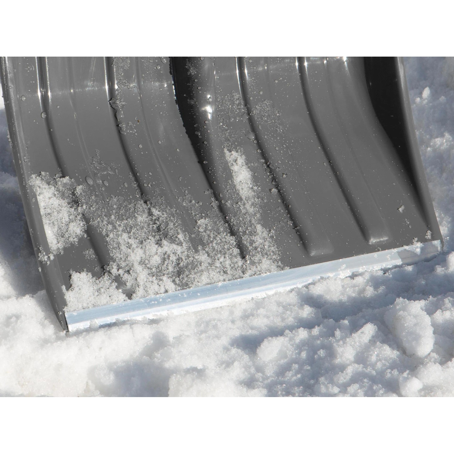 Grauer Gardena ClassicLine Schneeschieber im Schnee, Arbeitsbreite 40 cm.