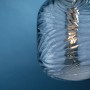 Detailaufnahme: LUCE Design Pendelleuchte Nereide aus Glas, seeblau mit Wellenmuster.