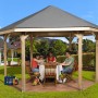 Weka Pavillon 656 aus Holz mit Familie im Garten. Sechseckige Gartenlaube mit grauem Dach.