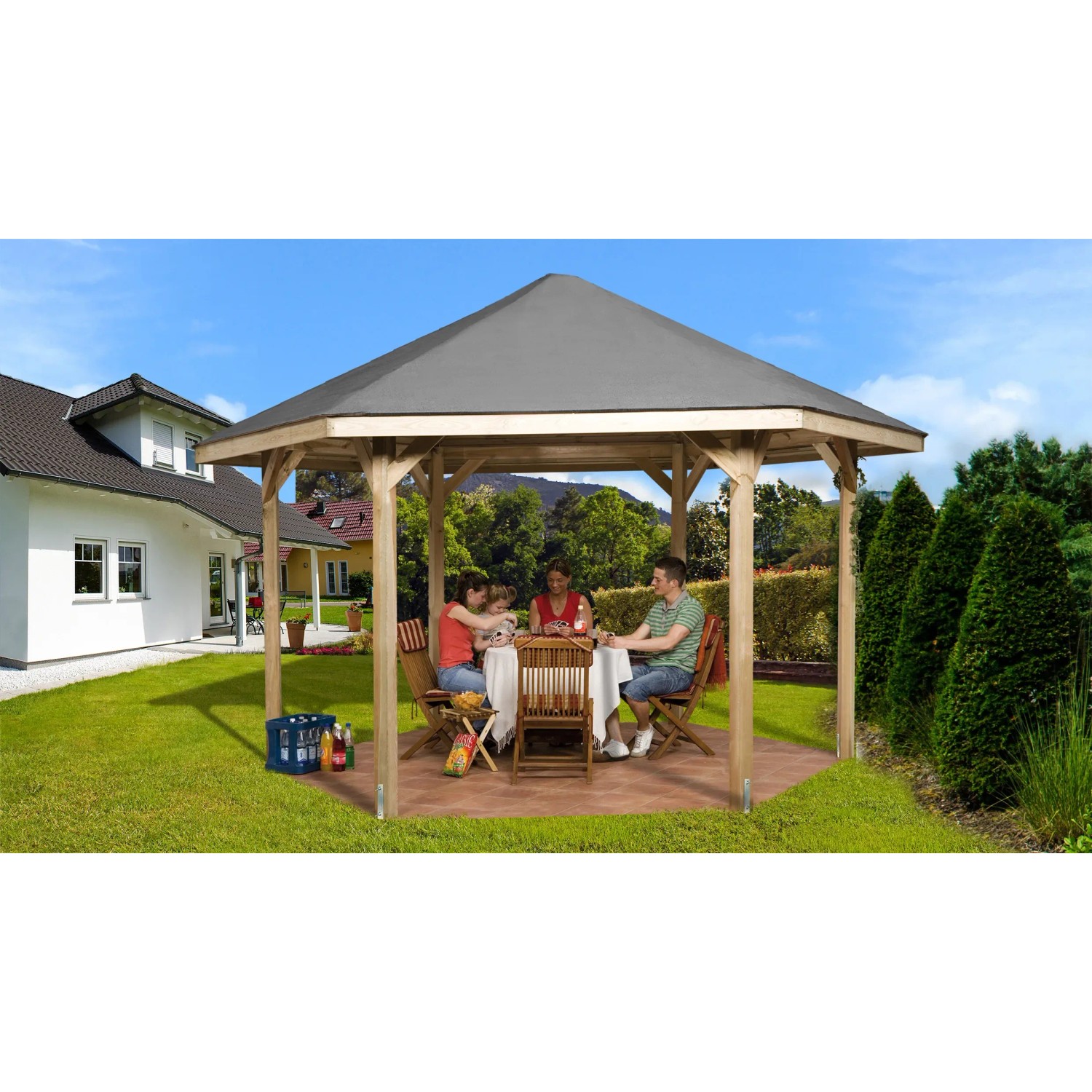 Weka Pavillon 656 aus Holz mit Familie im Garten. Sechseckige Gartenlaube mit grauem Dach.