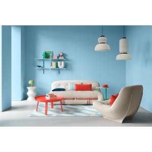 Modernes Wohnzimmer mit Wänden in Alpina Pantone Crystal Blue Wandfarbe. Helle, matte blaue Innenfarbe für frische Räume.