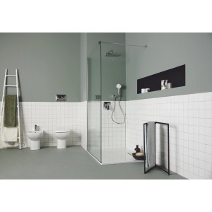 Eckiger Ideal Standard Brauseschlauchanschluss Idealrain Atelier in Chrom in moderner Dusche.