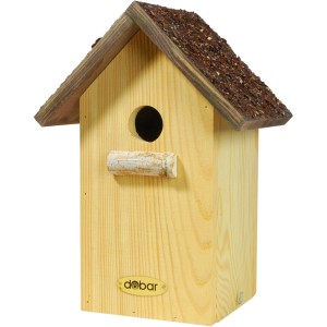 Nistkasten aus Holz mit Rindendach für Wildvögel.