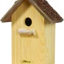 Nistkasten aus Holz mit Rindendach für Wildvögel.