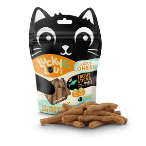 Lucky Lou Katzen-Trockenfutter Sticks Huhn & Forelle, 50g Packung.
