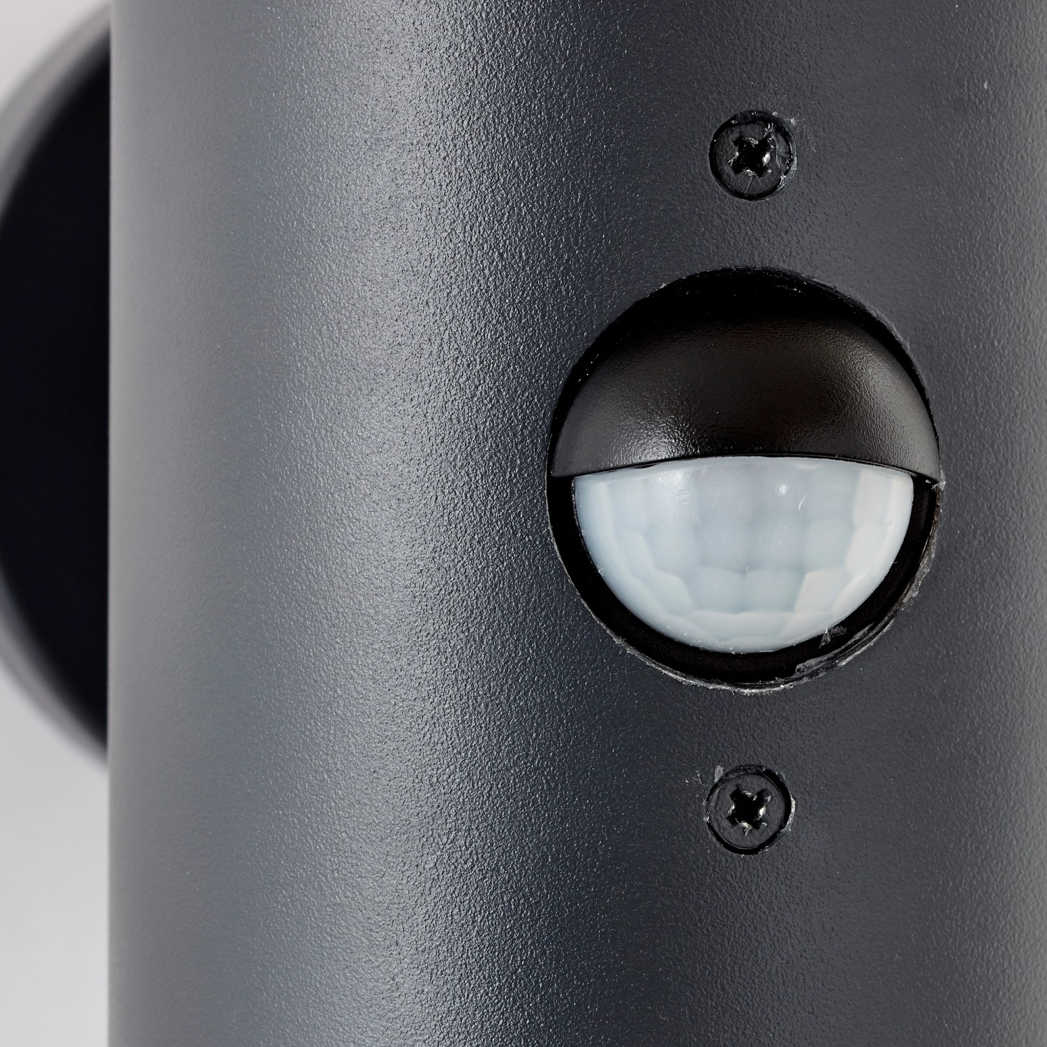 Detailaufnahme: Anthrazitfarbene Brilliant Außenwandleuchte Cliffi mit Bewegungsmelder.