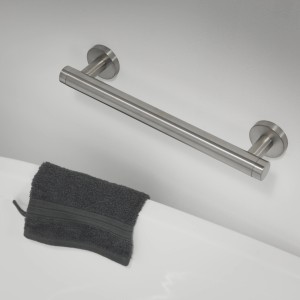 Tiger Badewannengriff Boston, Edelstahl gebürstet, mit Handtuch an der Badewanne.