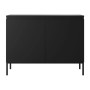 Selsey Sideboard Bemmi 100 cm, schwarz, matt, mit zwei Türen und schwarzen Metallbeinen.