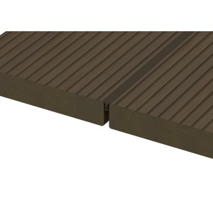 Hellbraune Fugendichtung (7-10mm) zwischen Terrassendielen für optimale Abdichtung.