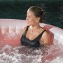Frau entspannt im Bestway Lay-Z-Spa Bali AirJet Whirlpool mit LED-Beleuchtung.
