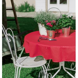 Rote, runde Garten-Tischdecke (Ø 130 cm) auf Gartentisch mit Deko.