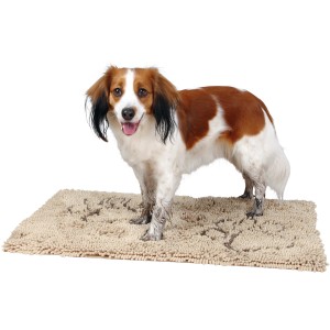 Beige Jollypaw Schmutzfangmatte (80x55cm) unter einem Hund mit schmutzigen Pfoten.