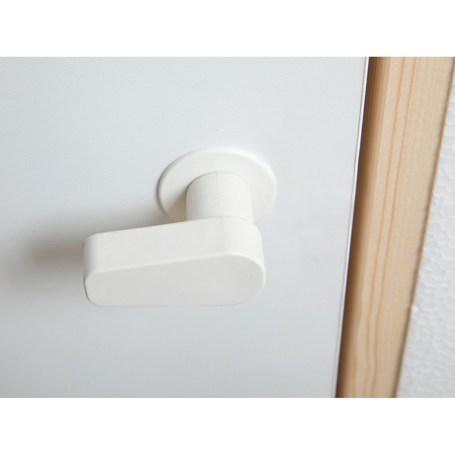 Detailaufnahme: Weiße Dolle Kniestocktür mit Griff und Holzrahmen. Zubehör für Treppen.