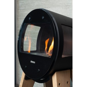 Aduro Bioethanol-Ofen B1 aus Stahl mit Flamme und Holzfuß. Deko-Kamin für Innenräume.