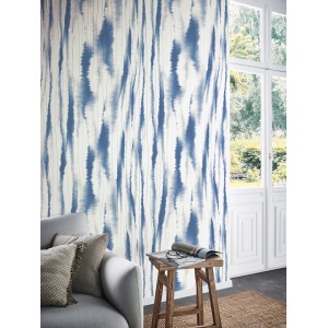 Weiße Marburg Vliestapete mit blauem, geometrischem 3D-Crushed-Design im Wohnraum.