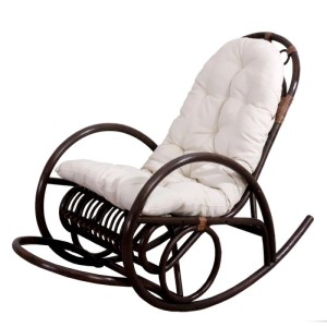 Schaukelstuhl aus Rattan mit weißer Auflage, bequemer Sitzkomfort.