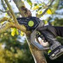 LUX-TOOLS Akku-Astsäge A-EAS-20/154 beim Schneiden eines Astes. Kompakte Akku-Kettensäge für Gartenarbeiten.