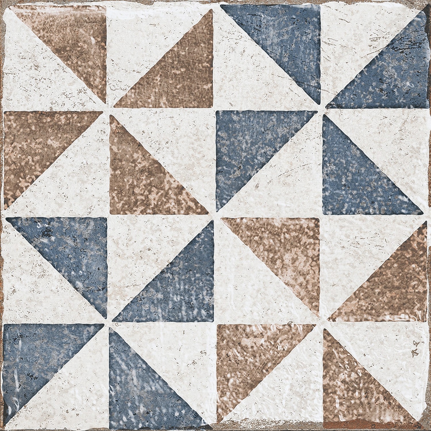 Quadratische, matte Bodenfliese aus Feinsteinzeug, 20x20 cm, mit blau-braun-weißem Dreiecksmuster.