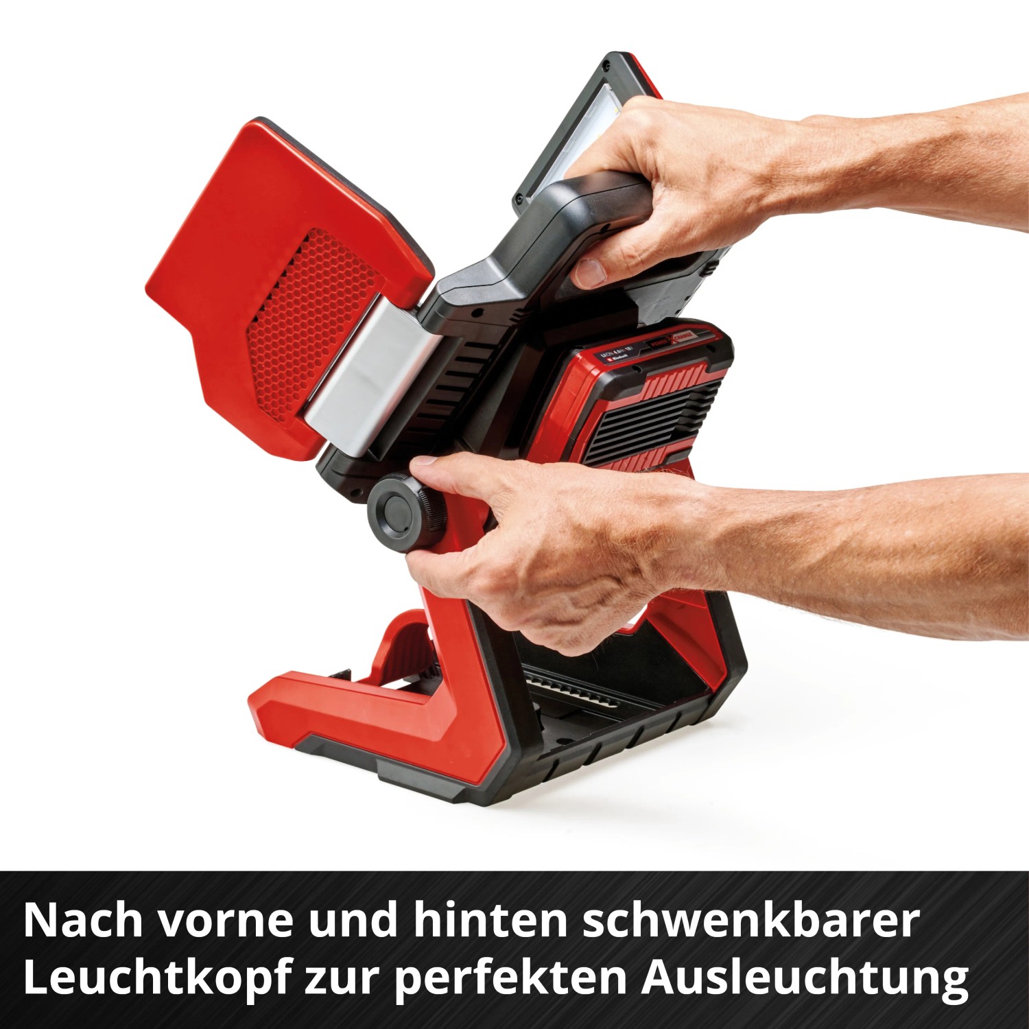 Einhell Akku-Lampe TP-CL 18/3000 Li-Solo: Rote Akku-Baustellenlampe mit schwenkbarem Leuchtkopf in Aktion.