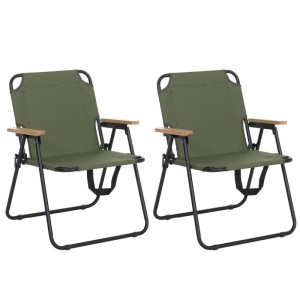 Zwei grüne klappbare Campingstühle mit Bambus-Armlehnen und schwarzem Metallgestell für Garten, Balkon, Camping.