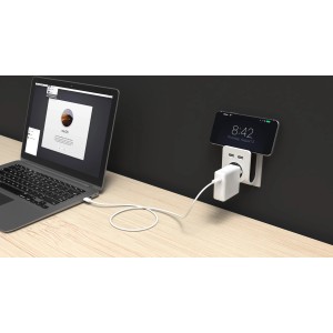 Weißes REV Ritter USB Ladegerät mit Ablage, Smartphone und Laptop beim Laden.