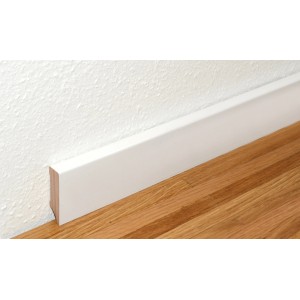 Weiße, lackierte Sockelleiste aus Buche (12x40x2400mm) an Wand und Holzboden.