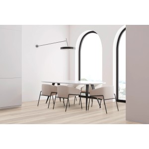 Verlegter Check Klebe-Vinylboden Expert Breda Eiche in hellem Raum mit Esstisch und Stühlen.