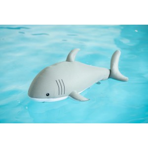 Grau-weißer Westmann Pool Buddy Hai schwimmt im Wasser, ideal für Spiel & Spaß.