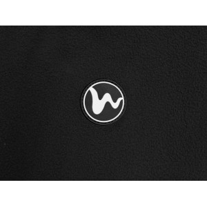 Rundes, schwarzes PU-Badge mit weißem 'W'-Logo auf schwarzer Fleece-Jacke. Detail der Arbeitsbekleidung.