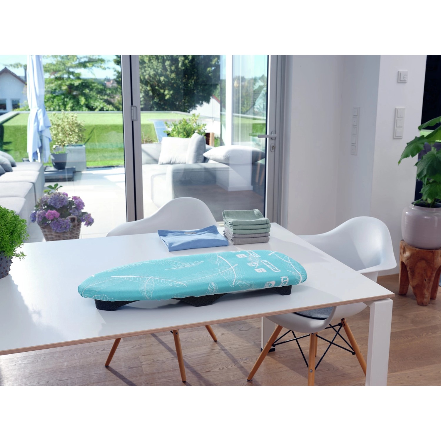 Leifheit Tischbügelbrett AirBoard Compact Table, leicht und kompakt mit Thermo-Reflect Bezug.