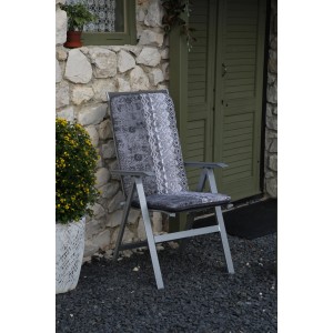 Beo Hochlehner-Saumkissen Elbasan Bali, grau gestreift, auf Gartenstuhl vor Hauswand.