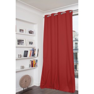 Roter Moondream Verdunklungsvorhang (250x135cm) am Fenster, sorgt für Dunkelheit und Privatsphäre.