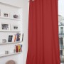 Roter Moondream Verdunklungsvorhang (250x135cm) am Fenster, sorgt für Dunkelheit und Privatsphäre.