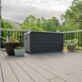 Graue Lifetime Kissenbox 625 l auf Terrasse, ideal zur Aufbewahrung von Gartenutensilien.