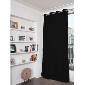 Schwarzer Moondream Lärmschutzvorhang mit Wärmeschutz (260x145 cm) am Fenster.
