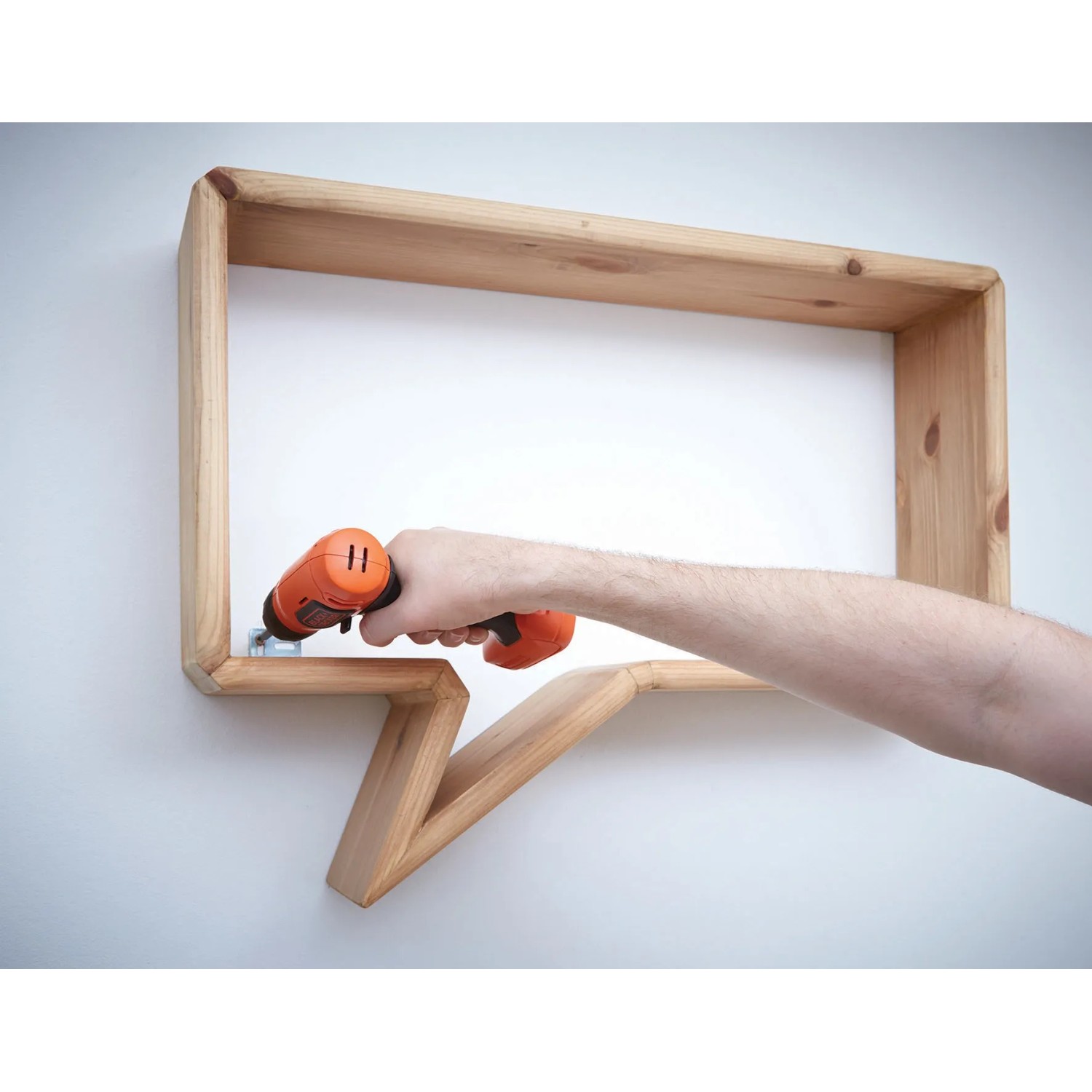 Black+Decker Akku-Bohrschrauber BDCD8 beim Schrauben in ein Holzregal.