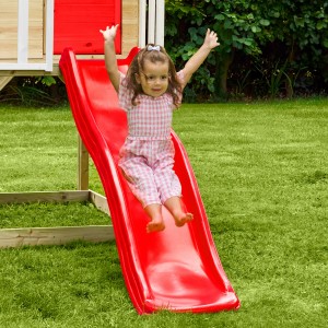 Kind rutscht auf der roten Rutsche des Zwerkules Spielhaus Lolla im Garten.