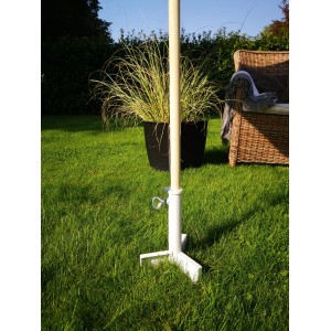 Weißer Videx Garden Rasendorn Schirmhalter (Ø 25mm) für Sonnenschirme im Garten.