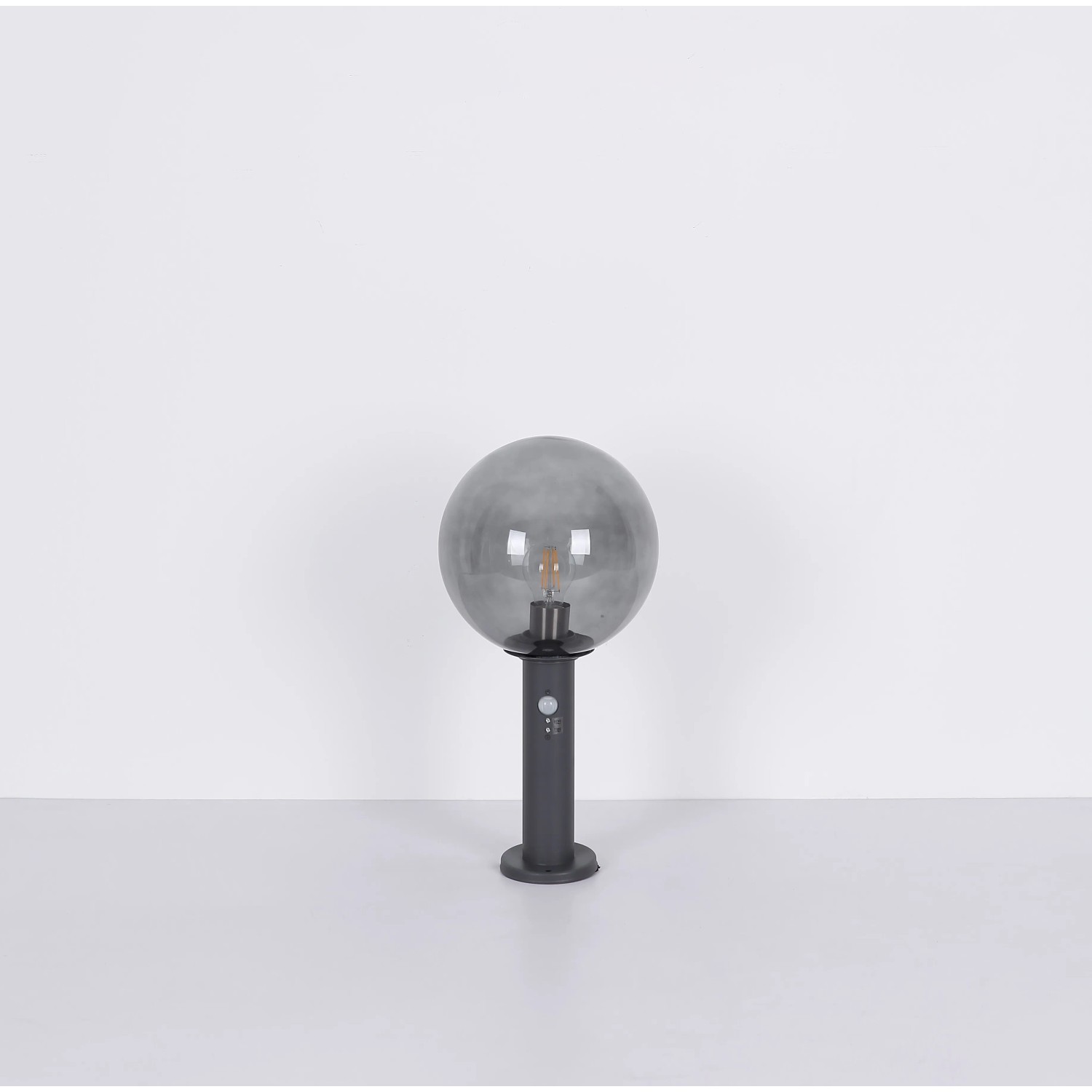 Globo Außenleuchte Hedwig mit Sensor, anthrazitfarben. Runde Glasleuchte für den Außenbereich.