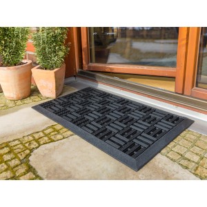 Schwarze Astra Gummimatte Dynamic 40x60 cm vor einer Haustür. Fußmatte für den Außenbereich.
