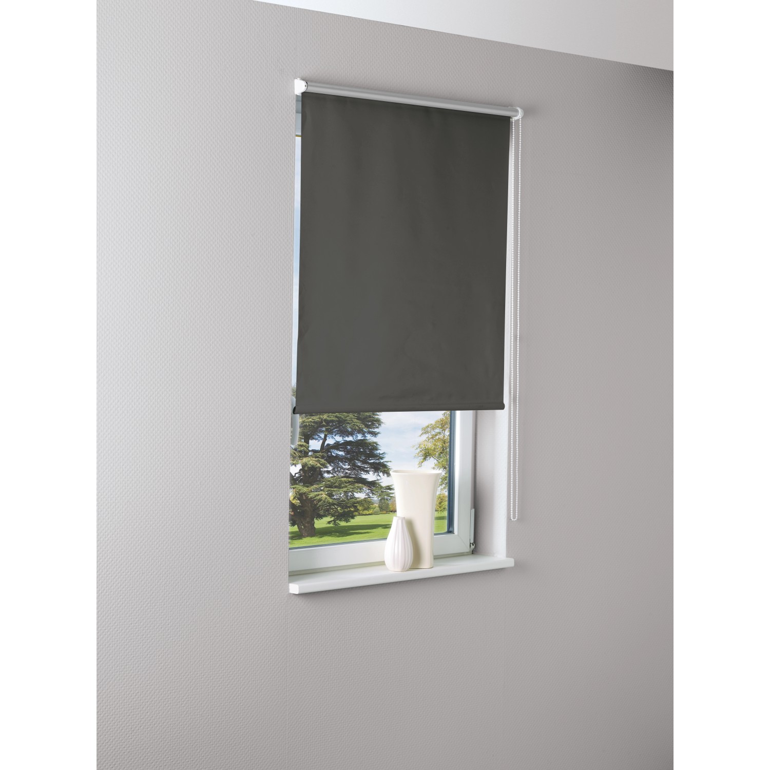 Graues Thermo-Rollo Manresa, 100x175 cm, am Fenster montiert. Sicht-, Wärme- und Sonnenschutz.