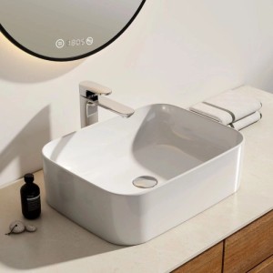 Weißes Emke Keramik Aufsatzwaschbecken, eckig mit runden Kanten, auf Waschtischplatte im modernen Badezimmer.