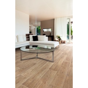 Wohnraum mit PVC-Bodenbelag in Dielenoptik, Holz, Breite 400 cm.