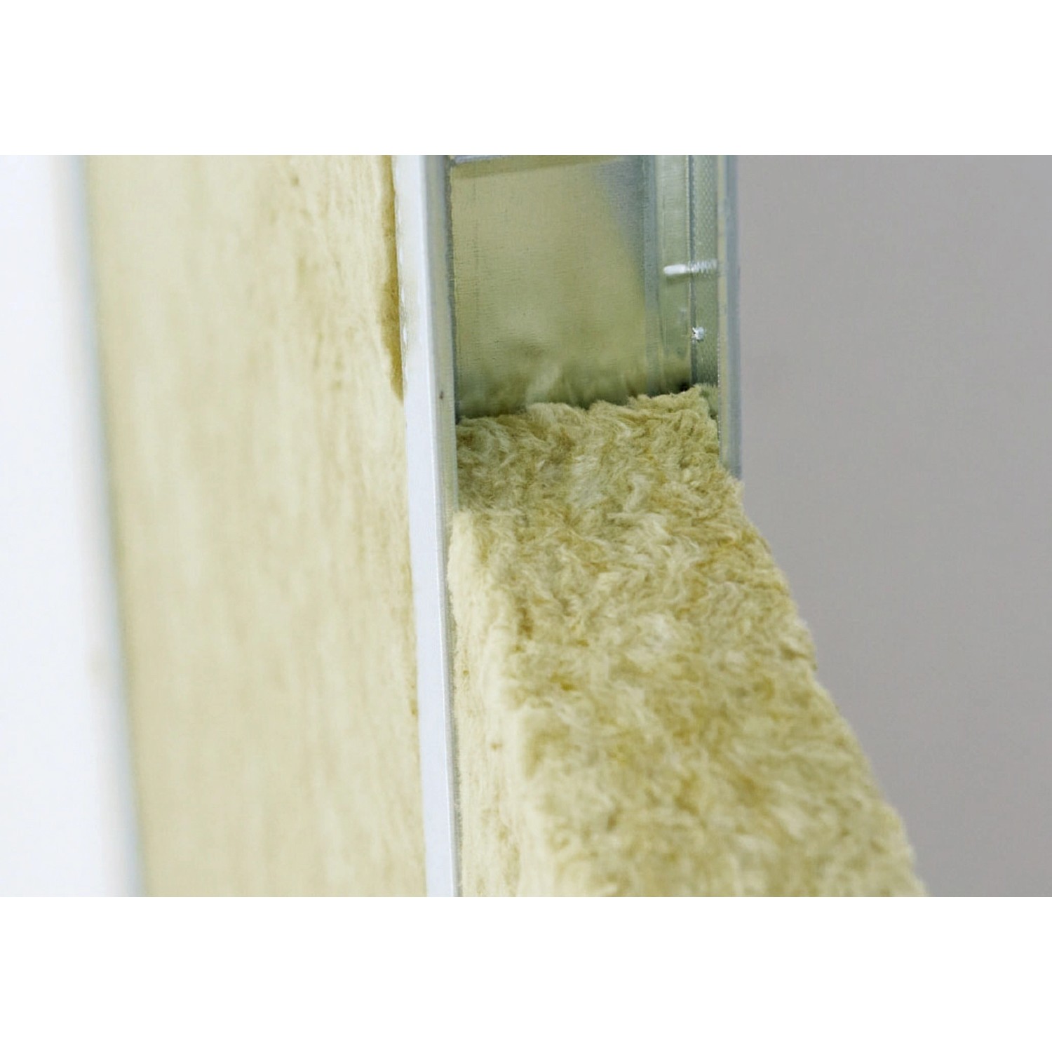 Rockwool Sonorock Trennwandplatte (40mm) zwischen Metallprofilen. Steinwolle Dämmstoff für Schall- und Wärmedämmung.