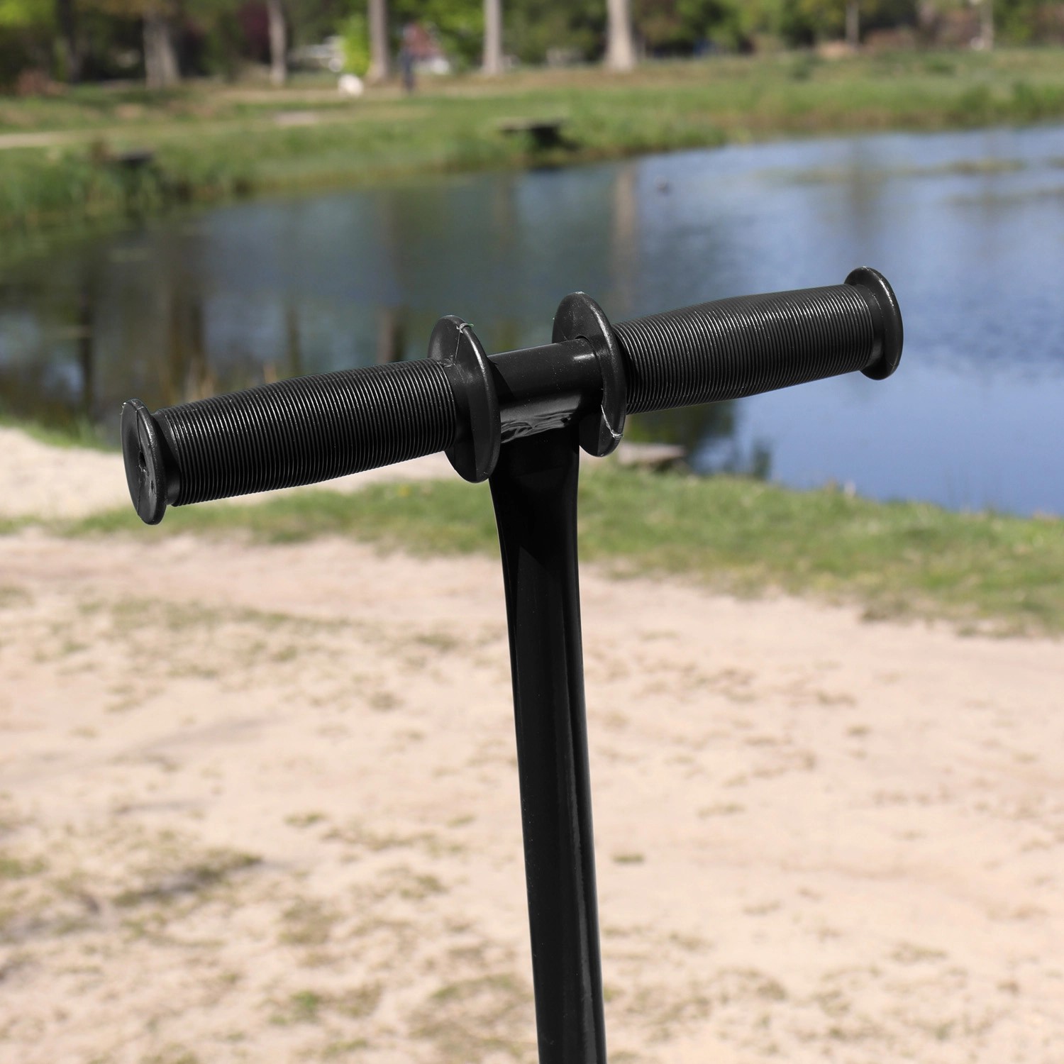 Detailaufnahme: Schwarzer Griff des Sunny Bollerwagen Billy Beach Wagon.